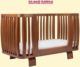 Вид кроватки с использованием Bloom Retro Bed Rail для преобразования кроватки Bloom Retro в цвете Oak в кушетку. Увеличивая срок использования кровати уже как кушетки для ребенка школьного возраста. Фото: чуть сбоку