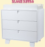 Нажмите для увеличения 3-х секционный комод Bloom Retro Dresser в цвете Coconut White с установленной сверху пеленальной доской (приобретается отдельно). Фото: чуть сбоку