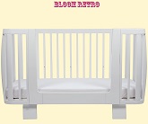 Вид кроватки с использованием Bloom Retro Bed Rail для преобразования кроватки Bloom Retro в цвете Coconut White в кушетку. Увеличивая срок использования кровати уже как кушетки для ребенка школьного возраста. Фото: передний плана