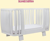 Вид кроватки с использованием Bloom Retro Bed Rail для преобразования кроватки Bloom Retro в цвете Coconut White в кушетку. Увеличивая срок использования кровати уже как кушетки для ребенка школьного возраста. Фото: чуть сбоку